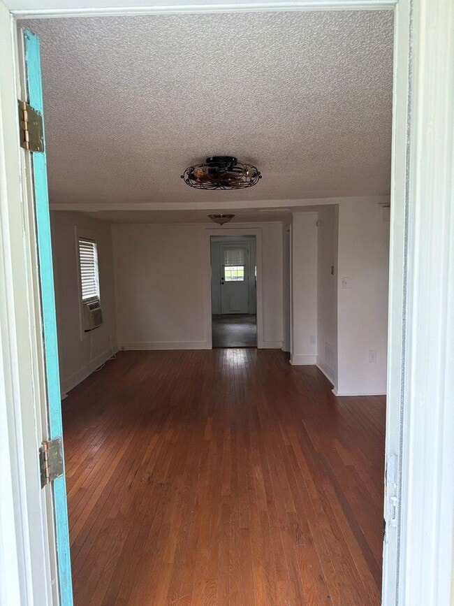 Photo - Charming 2 Bed 1 Bath Home with Fenced Backyard in Excelsior Springs