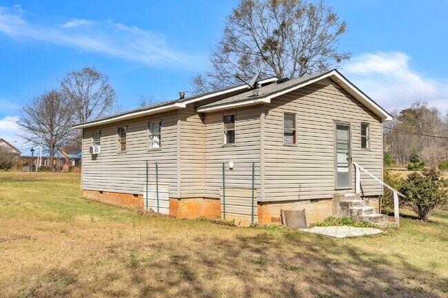Photo - Cozy & Convenient 2BR/1BA Living in the Heart of Greer! $825/mo rent