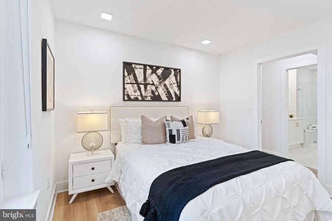 Building Photo - 701 N Henry St Unit 213