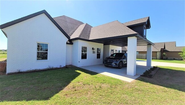 Photo - 108 Tralee Ln