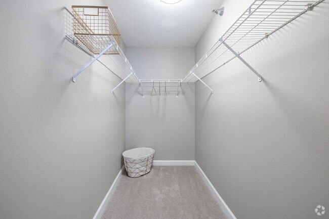 2BR, 2BA - 1,050SF - Large Walk in Closets