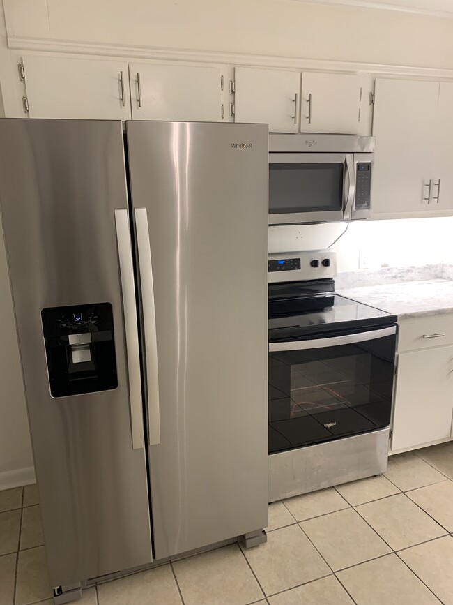 Stainless steel kitchen appliances- Whirlpool - 1713 Burney Branch Dr