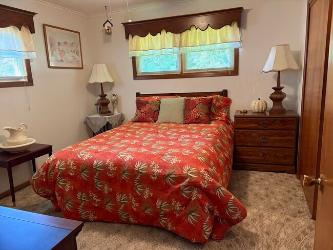 Bedroom #2. Clean sheets and blankets...nothing to bring but yourself - 1121 Linville Creek Rd