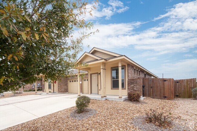 Building Photo - Beautiful 3 bedroom Luxury Duplex, New Bra... Rental
