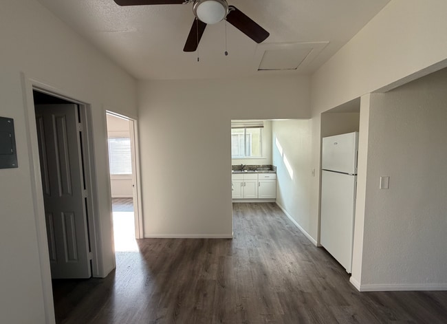 Building Photo - 420 N Rose Pl Unit 424