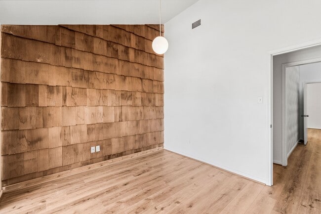 Photo - 49 April Point Dr N