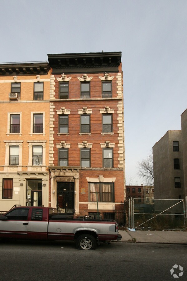 Building Photo 12/10/06 - 235 Bainbridge St