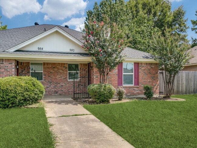 Building Photo - 980 Meadow Cir S