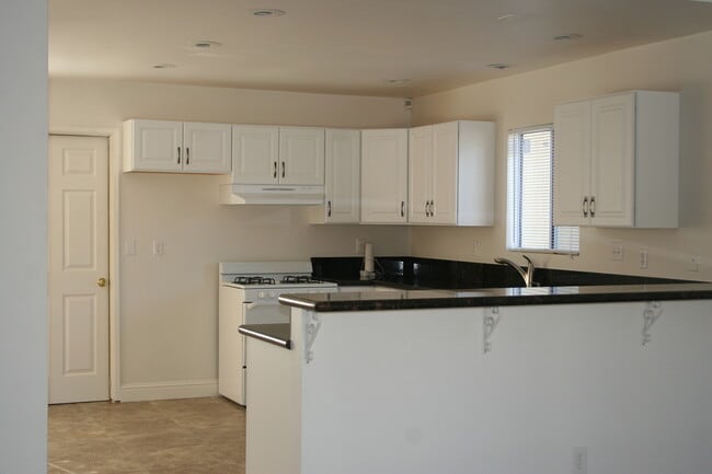 Photo - BEAUTIFUL 3bd 2ba South Bakersfield W/POOL!!