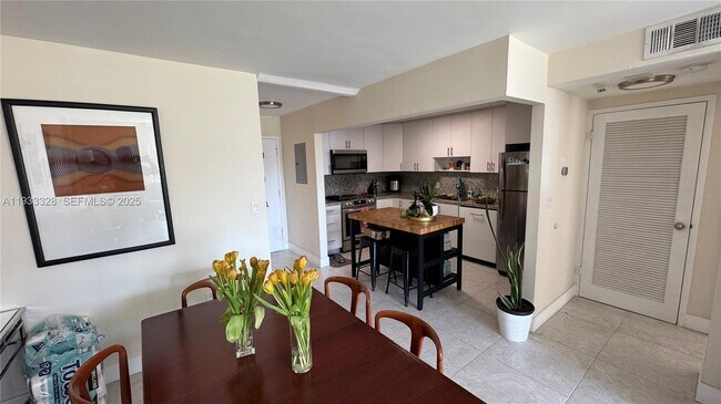 Building Photo - 150 SE 25th Rd Unit 5L