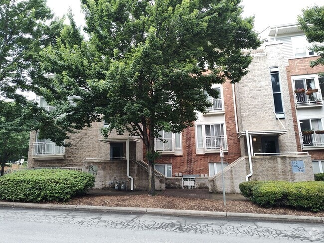 Building Photo - Move in Ready Condo located in The Renaiss...
