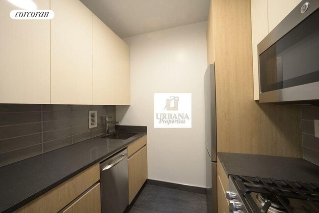 Building Photo - 150 E 57th St