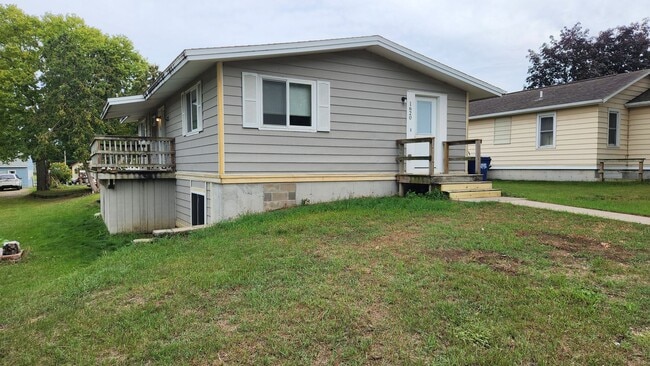 1620 La Cres St