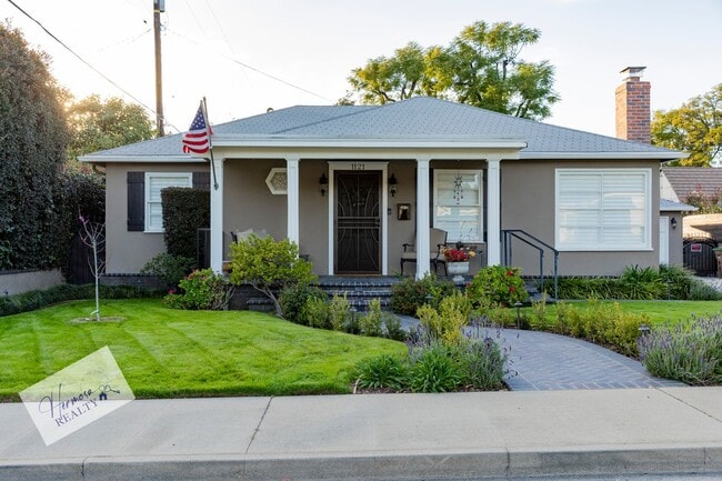 Building Photo - 1121 N Cambridge Ave