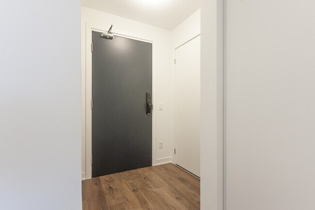 Photo - 405 Dundas St W