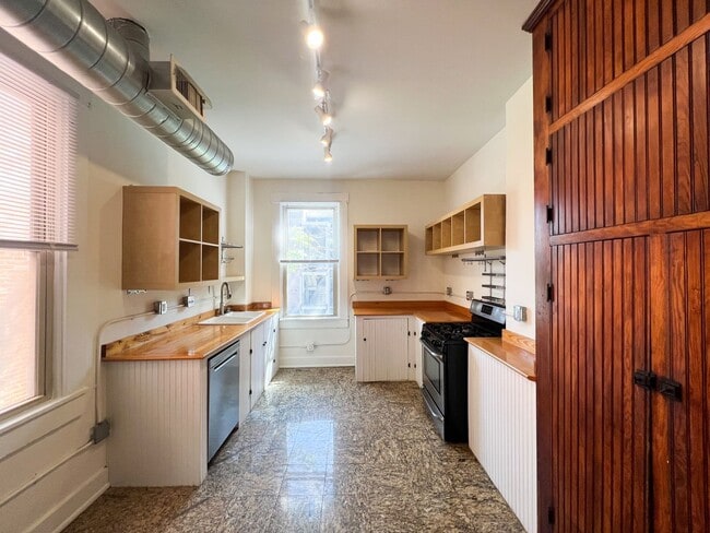 Building Photo - 1508 Moore St Unit 2
