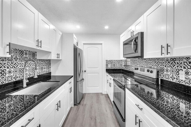 Building Photo - 7344 SW 8th Ct Unit 2