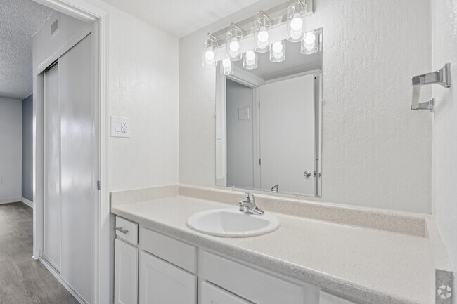 1BR, 1BA - 500SF - Bathroom
