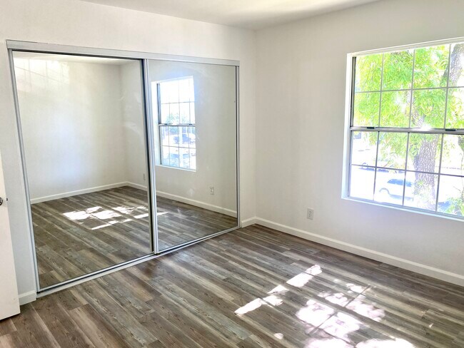 Building Photo - 14914 Hamlin St Unit 101