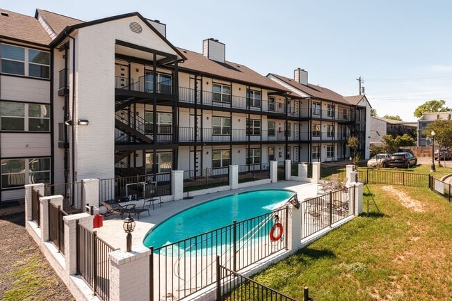 Photo - Updated North Austin Condo with Modern Finishes & Community Amenities