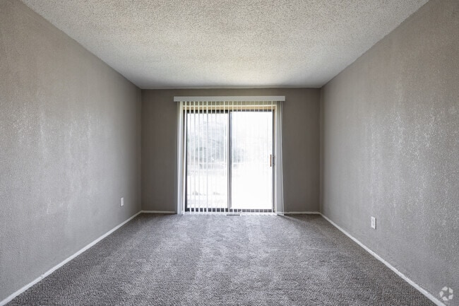 1BR, 1BA - 660SF - Living Room