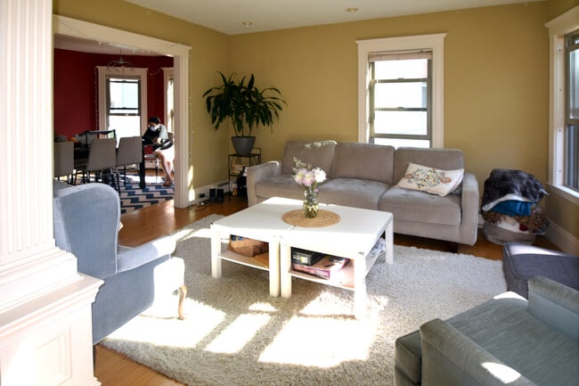 Living Room - 51 Russell Rd Unit NA