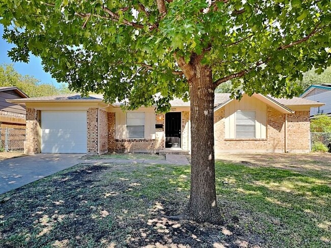 Building Photo - 833 Stanford Dr