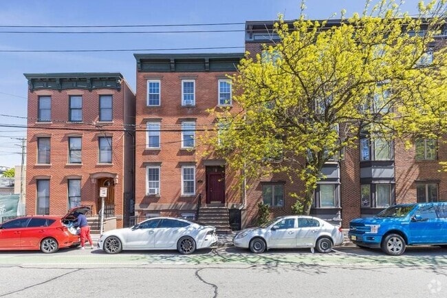 Building Photo - 204 Christopher Columbus Dr Unit 3 Rental