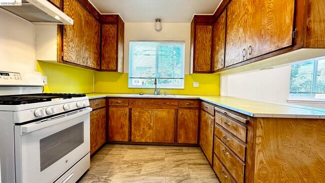 Photo - 1180 Bayview Ave