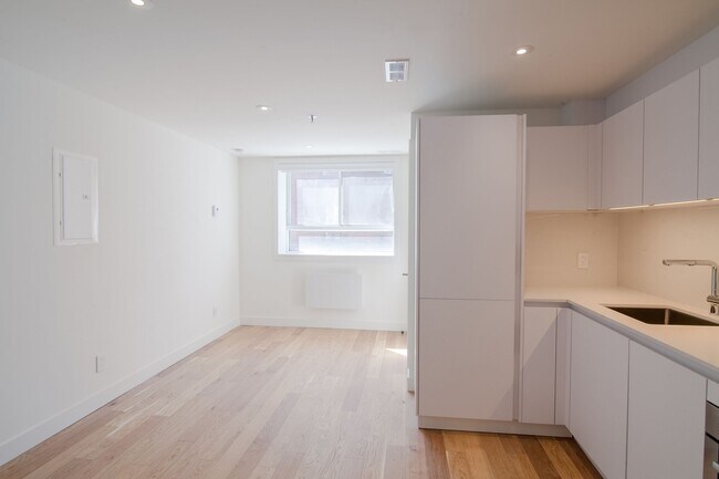 Photo - 25 Av des Pins O Unit 212