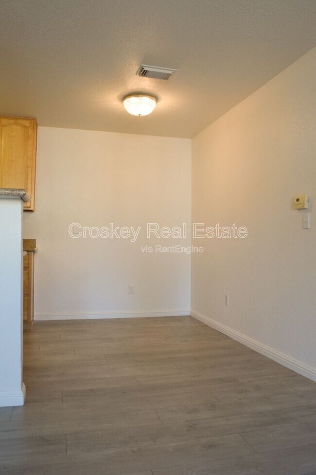 Photo - 2225 Lakeview Cir