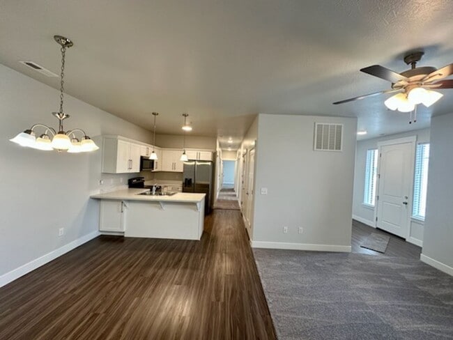 Photo - Bright 3 bed Condo with Pool, HOA, and Great Amenities!!