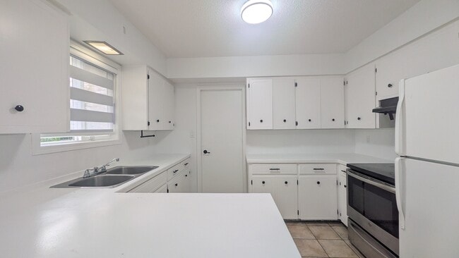 Photo - 46050 Camrose Ave