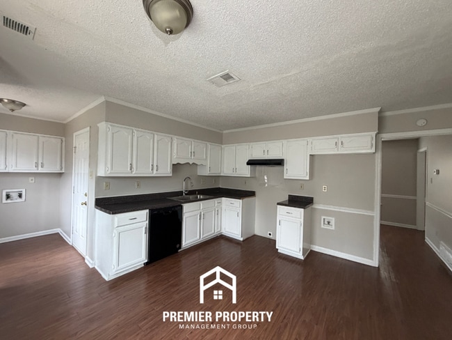 Photo - Spacious 4BR/2.5BA Home with Fireplace, Garage & Fenced Backyard in Memphis