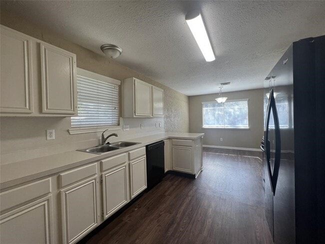 Photo - 28811 Stapleford St