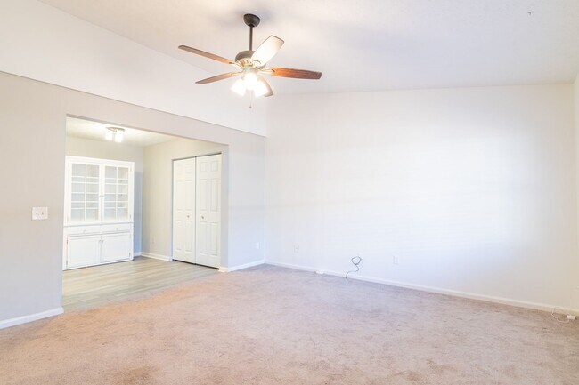 Photo - Updated 2 Bed/2 Bath Condo close to Midlan... Unit 4