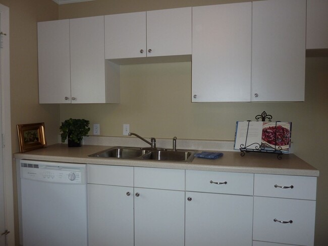 Photo - Beautiful 2 Bed 1 Bath in Quiet Area - NO PETS ALLOWED