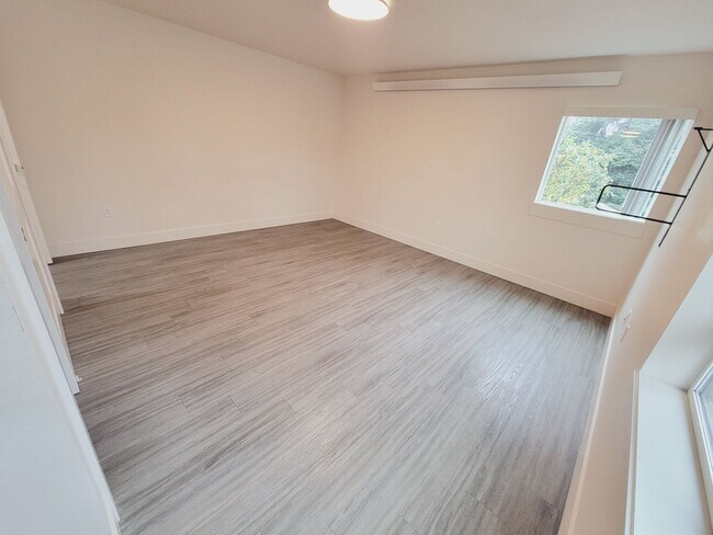 Photo - L0478-353 FAILING Unit B