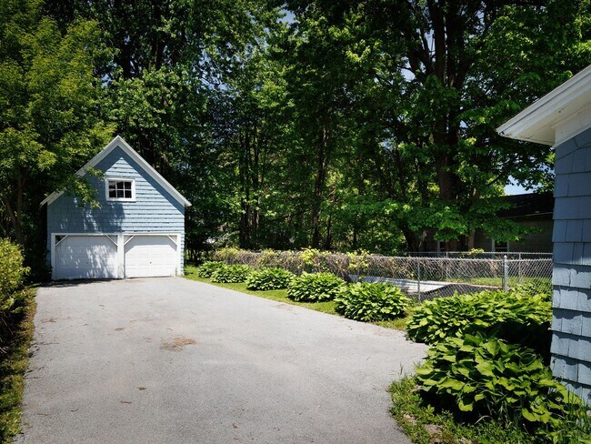 Photo - Charming and spacious 4-bedroom, 2 full ba...