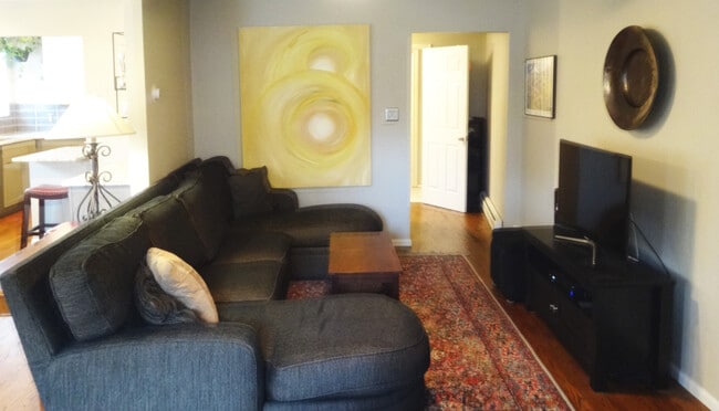 Living Area - 1105 N Sherman St Unidad 2