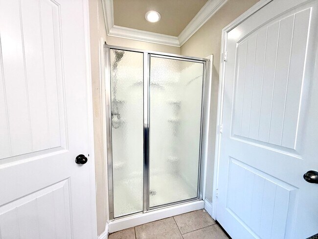 Photo - 806 E 98th St