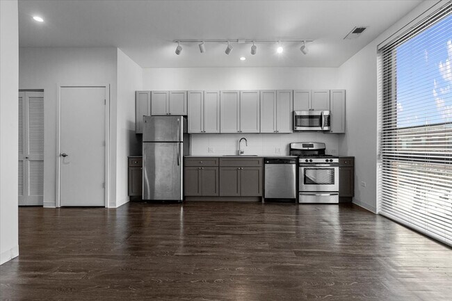 Photo - 850 N Milwaukee Ave