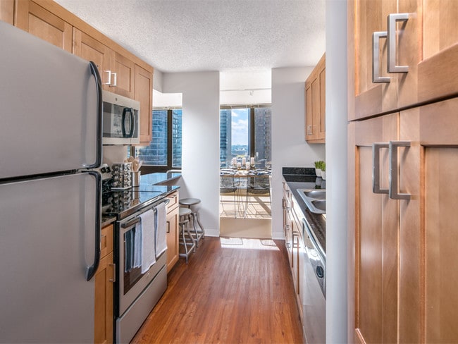 Las hermosas cocinas gourmet tienen electrodomésticos de acero inoxidable. - Columbus Plaza