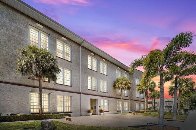 Building Photo - 701 Mirror Lake Dr N Unit 120