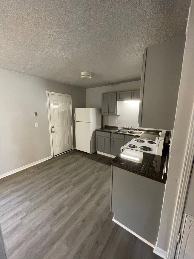kitchen - 1004 Killoden Dr Townhome