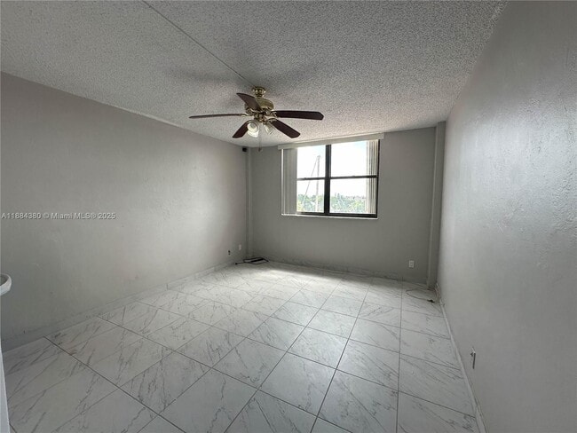 Photo - 2450 NE 135th St Unidad 303