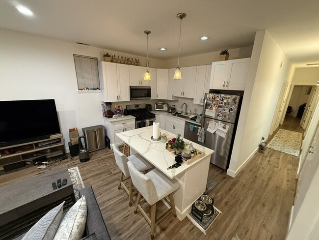 Kitchen - 1845 N Marshfield Ave Unit G