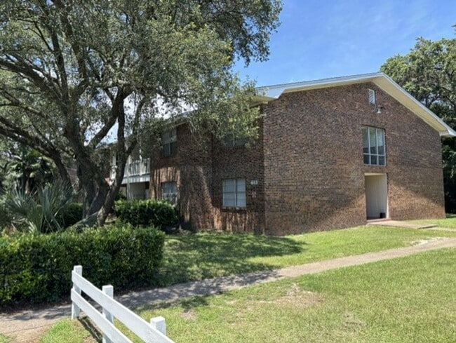 613 Colonial Dr