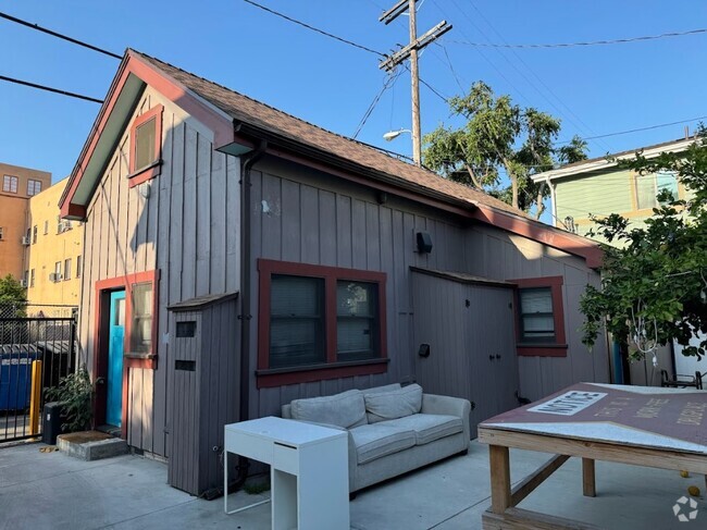 Building Photo - 1081 W 30th St Rental