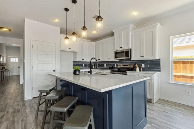 Photo - Modern 4-Bedroom Retreat with Patio Deck &...